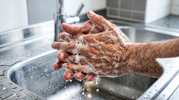 Friction des mains avec mousse de savon